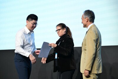 國際專家評審Luca Cordaro及Katja Nelson為梁光偉醫(yī)生頒發(fā)榮譽證書并合影