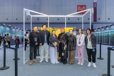 國寶級云錦織造宗師金文（左二）、策展人覺圓老師（左三）、榮海蘭爵士（居中）和其他工作人員現(xiàn)場合影