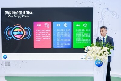 寶潔大中華區(qū)供應(yīng)鏈總裁楊源向現(xiàn)場(chǎng)嘉賓介紹“供應(yīng)鏈價(jià)值共同體”戰(zhàn)略