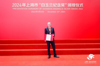 馬翰寧獲頒2024年上海市“白玉蘭紀(jì)念獎(jiǎng)”，圖源自市外辦