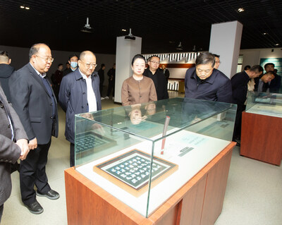 活動(dòng)期間，白銀市副市長(zhǎng)李敏娜（前排左三）與寧旻（左二）一同參觀會(huì)寧二中校史館