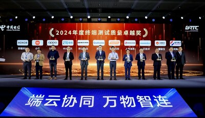 左5 移遠通信副總經(jīng)理劉明輝 上臺領獎