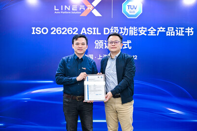 TüV南德（右）向零念科技頒發(fā)ISO 26262 ASIL D級功能安全產(chǎn)品證書
