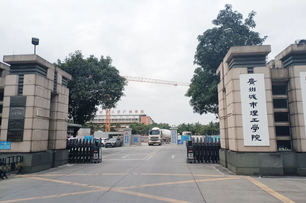 凌光G1光伏板自動清潔機(jī)器人，成功部署廣州城市理工學(xué)院