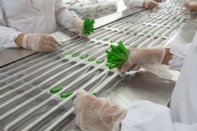 圖2.醫(yī)療器械包裝與檢測工序一隅