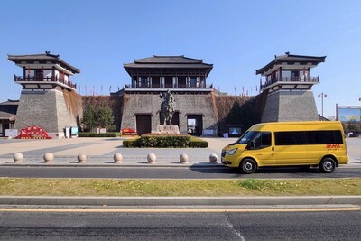 DHL快遞派送車在宿遷市內(nèi)派件