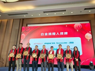 軟通動(dòng)力高級(jí)副總裁、鴻湖萬(wàn)聯(lián)CMO宋曉偉（左五）領(lǐng)取白金捐贈(zèng)人證書(shū)