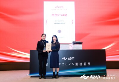 左起：龍芯中科技術(shù)股份有限公司副總裁 杜安利  漢圖科技商用事業(yè)部總經(jīng)理 袁玲麗