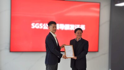 SGS互聯(lián)與產(chǎn)品審核認(rèn)證全國高級經(jīng)理于朝暉先生（左）向煙臺白馬包裝有限公司董事長王新軍先生（右）頒發(fā)EN15343再循環(huán)塑料認(rèn)證證書