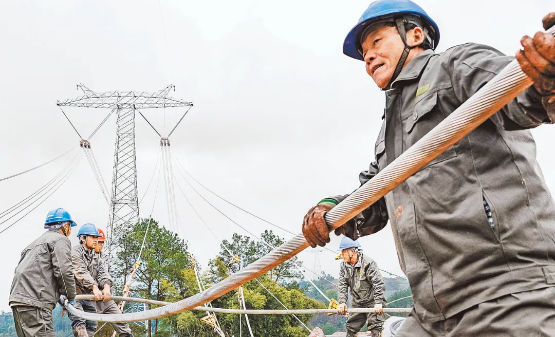 “疆電入渝”特高壓直流輸電線路工程（重慶段）全線貫通