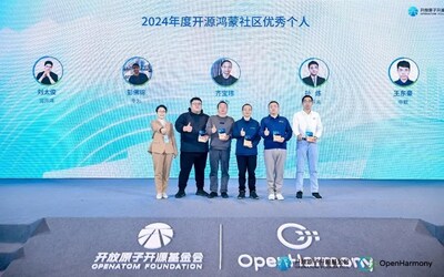 秦張波（左1）為