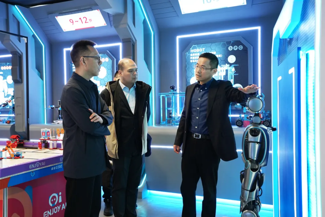 閔行區(qū)副區(qū)長楊辛到訪鯨魚機器人調(diào)研