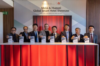 華為ICT Marketing與解決方案銷售副總裁史振鈺、Meliá酒店集團(tuán)技術(shù)總監(jiān)Tomeu Fiol、華為制造與大企業(yè)軍團(tuán)CEO劉超、華為全球企業(yè)網(wǎng)絡(luò)Marketing與解決方案銷售部總裁劉建寧、華為西班牙企業(yè)業(yè)務(wù)總經(jīng)理賀亮、華為西班牙巴塞羅那業(yè)務(wù)部杜聰、Torre Melina Gran Meliá酒店總經(jīng)理Ramón Vidal Castro等嘉賓出席了發(fā)布儀式。
