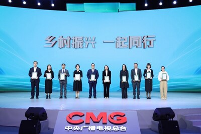 立邦中國集團(tuán)品牌公關(guān)中心副總裁吳雅琳（右四）出席活動