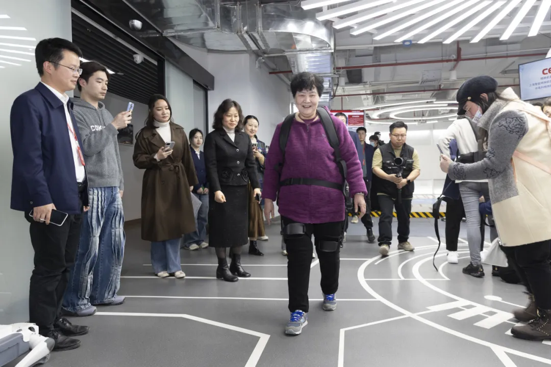 科技聚焦 | 21所舉辦“銀齡守護者”外骨骼機器人助老服務(wù)實踐活動