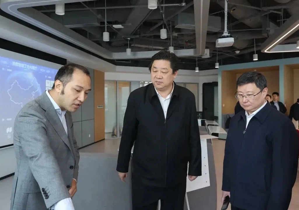 無錫市市長(zhǎng)趙建軍一行蒞臨羚數(shù)智能指導(dǎo)，調(diào)研自主工業(yè)大模型成果