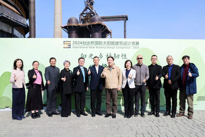嘉賓于2025臺(tái)達(dá)杯國際太陽能建筑設(shè)計(jì)競(jìng)賽啟動(dòng)會(huì)現(xiàn)場(chǎng)合影。（左至右）臺(tái)達(dá)中國公共事務(wù)部高級(jí)總監(jiān)吳美慧、北京首鋼建設(shè)投資有限公司城市更新推廣總監(jiān)袁芳、中國建筑設(shè)計(jì)研究院總工程師仲繼壽、國家住宅工程中心主任張磊、臺(tái)達(dá)中國公益事業(yè)部總監(jiān)陳奕祥、北京首鋼建設(shè)投資有限公司總經(jīng)理助理白寧、中國工程院院士崔愷、中國建設(shè)科技集團(tuán)中央研究院院委會(huì)辦公室主任孫金穎、中國建筑設(shè)計(jì)研究院總建筑師柴培根、中國建筑設(shè)計(jì)研究院副總經(jīng)理景泉、國家住宅工程中心低碳建筑技術(shù)研究所所長鞠曉磊、國家住宅工程中心副總建筑師曾雁。