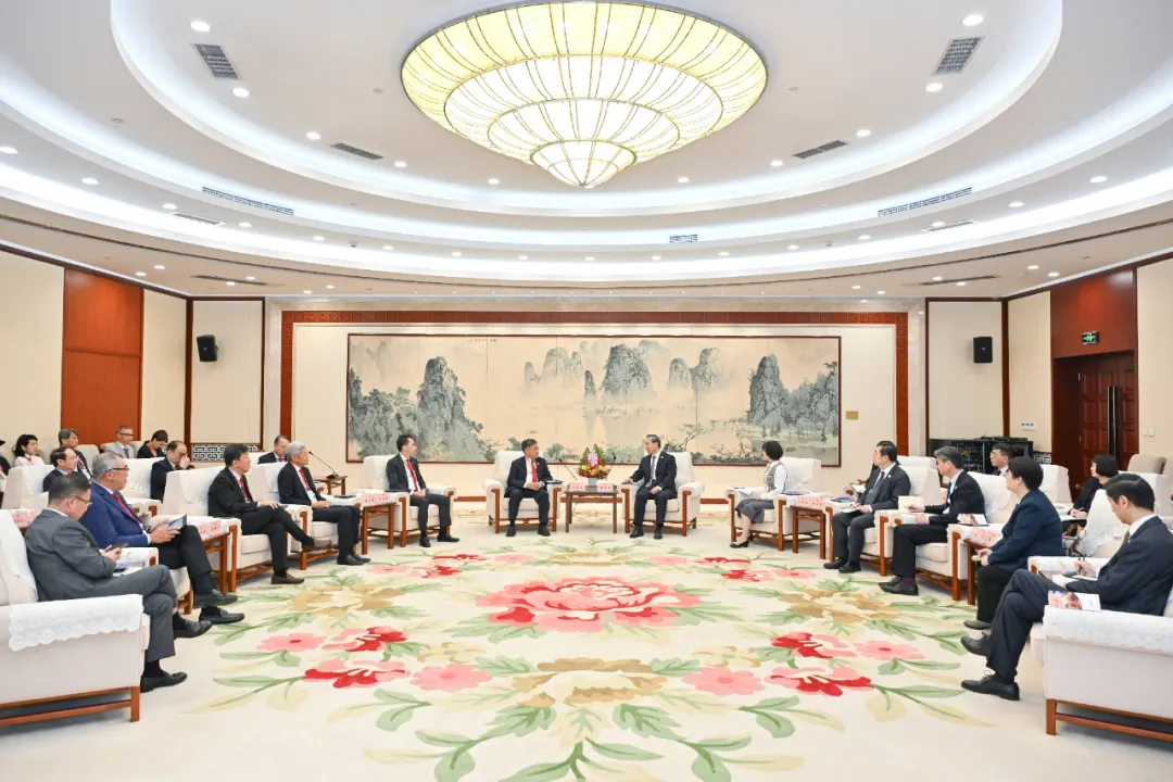 任鴻斌會(huì)見(jiàn)新加坡中華總商會(huì)會(huì)長(zhǎng)高泉慶、美國(guó)通用電氣醫(yī)療公司全球影像業(yè)務(wù)總裁兼首席執(zhí)行官羅蘭·羅特