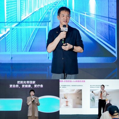 上方：歐普照明創(chuàng)始人、董事長(zhǎng)王耀海發(fā)布SDL2.0；左下：知名頭部設(shè)計(jì)師阿爽分享；右下：資深家居體驗(yàn)官楊舒惠分享