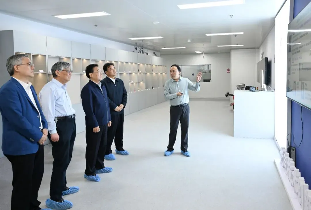 信長星調(diào)研考察南京大學(xué)新型研發(fā)機(jī)構(gòu)南智光電