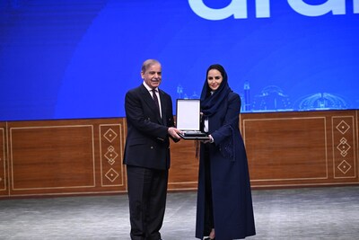 Shehbaz Sharif總理向DCO秘書長Deemah AlYahya頒發(fā)獎項，以表彰其在推動巴基斯坦數(shù)字FDI生態(tài)系統(tǒng)發(fā)展方面的貢獻。