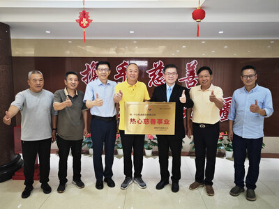 臺達(dá)獲得由建甌市慈善總會會長葉國壯（中）頒發(fā)“熱心慈善事業(yè)”牌匾，臺達(dá)中國公益事務(wù)部總監(jiān)陳奕祥（右三）和臺達(dá)視訊事業(yè)部中國區(qū)業(yè)務(wù)總監(jiān)朱力（左三）代表接受。