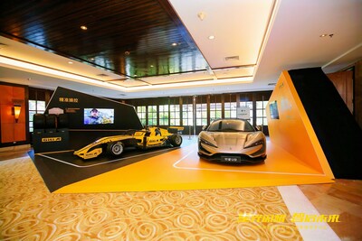 會議現(xiàn)場的技術(shù)展示區(qū)域