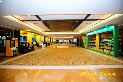 會議現(xiàn)場的技術(shù)展示區(qū)域
