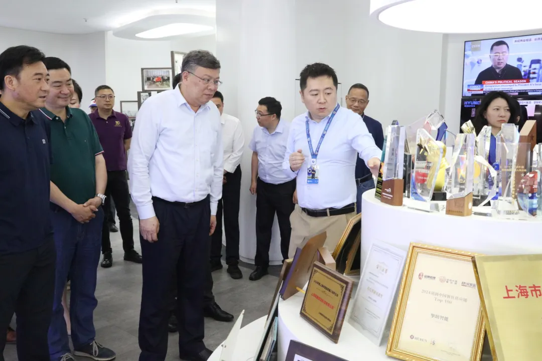 華中科技大學(xué)校長(zhǎng)、中國(guó)工程院院士尤政一行參訪(fǎng)擎朗智能