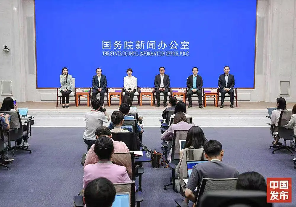 無(wú)問(wèn)芯穹夏立雪參加國(guó)新辦中外記者見(jiàn)面會(huì)：人工智能的未來(lái)，需要敢想敢闖的年輕人