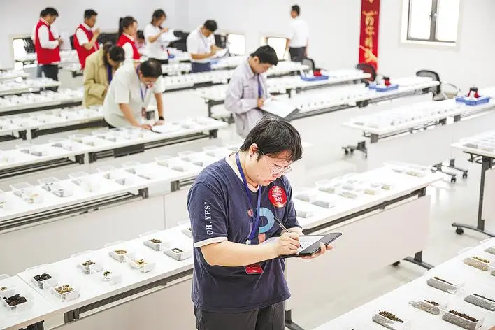 審議關(guān)于全省生物醫(yī)藥產(chǎn)業(yè)發(fā)展情況的報(bào)告 去年湖北大健康產(chǎn)業(yè)邁上萬(wàn)億級(jí)臺(tái)階