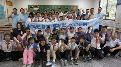 志愿者與孩子們的合影