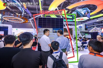 觀眾圍觀國電投新能源銅柵線異質結760W冠軍組件