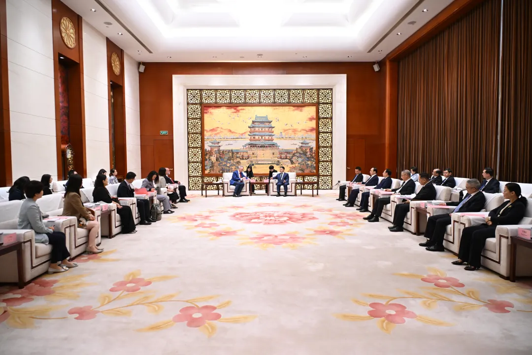 葉建春會(huì)見(jiàn)中國(guó)美國(guó)商會(huì)代表團(tuán)成員