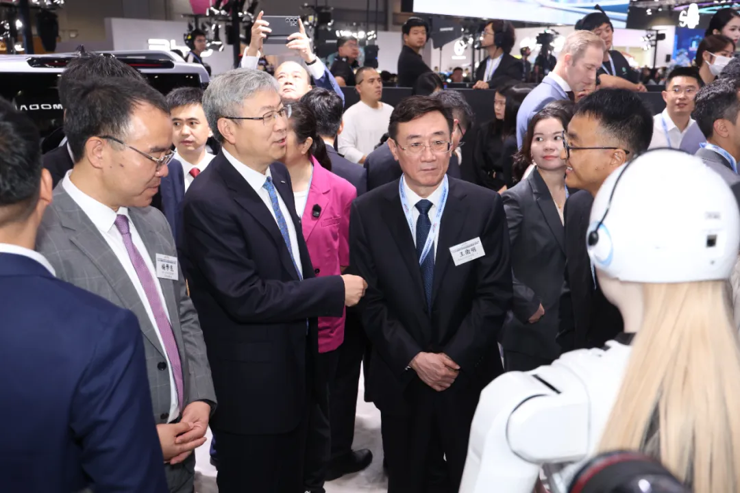 墨甲機(jī)器人亮相香港車博會(huì)，智能科技與東方之珠碰撞新火花