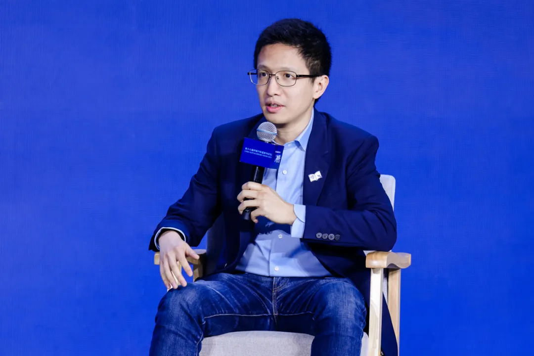 卓馭CEO沈劭劼出席2025汽車藍皮書論壇：有信心實現(xiàn)“強標”下的輔助駕駛平權