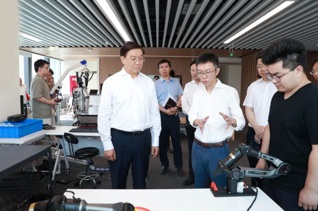 成都市委副書記、市長(zhǎng)王鳳朝蒞臨具身科技調(diào)研指導(dǎo)