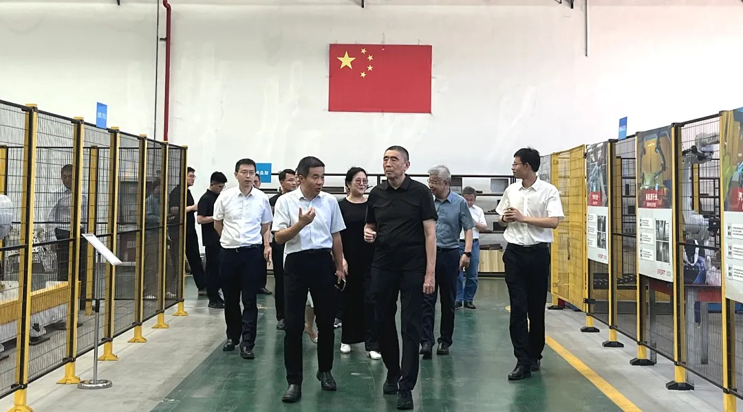 中國機(jī)械工業(yè)聯(lián)合會會長徐念沙一行蒞臨埃夫特調(diào)研指導(dǎo)