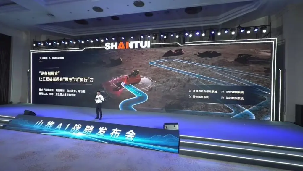 華中科技大學(xué)人工智能與自動化學(xué)院研究團(tuán)隊(duì)成功研發(fā)新一代無人駕駛應(yīng)用技術(shù)