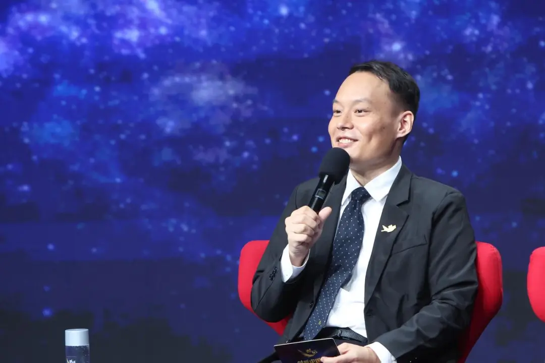 無問芯穹戴國浩登上央視《對話》，用算力解鎖AI未來，讓智能“人人可及”