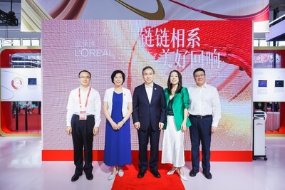 第三屆中國國際供應(yīng)鏈促進(jìn)博覽會(huì)歐萊雅展臺(tái)開幕儀式