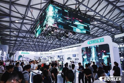 布勒集團(tuán)以“永續(xù)領(lǐng)航，鑄力全球”為主題亮相2025上海國(guó)際壓鑄展（FICMES），圖為人頭攢動(dòng)的布勒展臺(tái)。