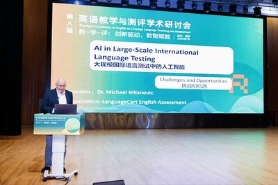 邁克·米蘭諾維奇博士在第八屆英語教學(xué)與測評(píng)學(xué)術(shù)研討會(huì)上發(fā)表主旨演講