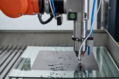 World first HydroPlasma?: Gentle, intensive and efficient removal of stubborn residues, like salt, oil, fingerprints, on glass, metal and plastic surfaces. (Copyright: Plasmatreat GmbH)