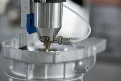 Cleaning the sealing gab with HydroPlasma? for best possible adhesion and high-quality end products.(Copyright: Plasmatreat GmbH)