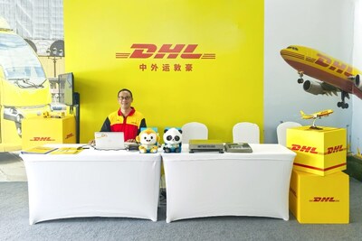 DHL快遞在成都世運(yùn)村配套服務(wù)區(qū)域開設(shè)快閃店，為世運(yùn)會(huì)參與者提供國(guó)際限時(shí)快遞服務(wù)