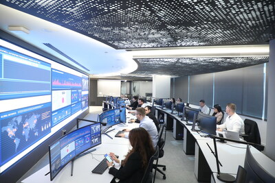61% 的網絡安全專業(yè)人士計劃采用 AI，以應對制造業(yè)日益增長的網絡風險挑戰(zhàn)