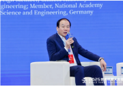  世界機(jī)器人大會(huì)主論壇|香港大學(xué)數(shù)據(jù)及系統(tǒng)工程系機(jī)器人與自動(dòng)化講座教授席寧主持對(duì)話環(huán)節(jié)|清華大學(xué)自動(dòng)化系研究員趙明國認(rèn)為未來5-10年教育將發(fā)生極大變革  
