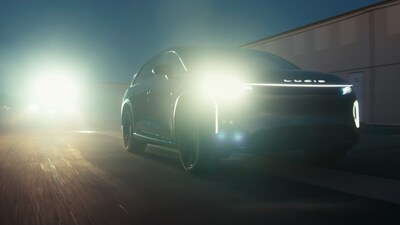 在Lucid最新的創(chuàng)意廣告大片《Driven》中，分別由Timothée Chalamet與Larsen Thompson飾演的新郎與新娘劫持了一輛Lucid Gravity，向著地平線疾馳而去。