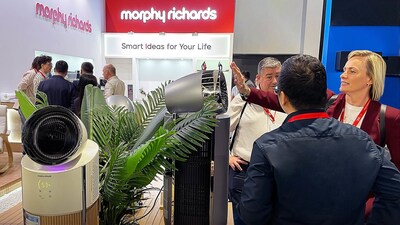 參觀者在2025柏林國際消費(fèi)電子展上體驗(yàn)?zāi)︼w電器全季氣候旗艦產(chǎn)品